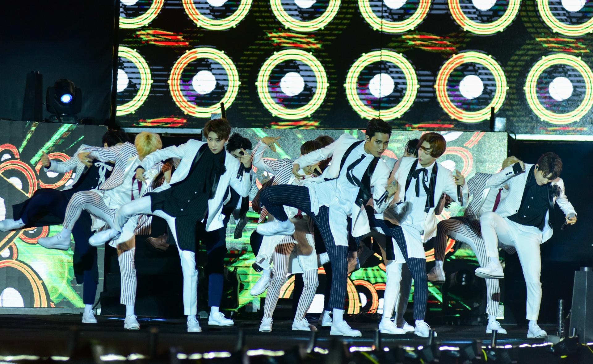 Sao Han dien duoi troi mua anh 1