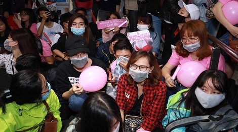 Ba thanh vien SNSD di cua VIP 'tranh mat' hang tram fan Viet hinh anh