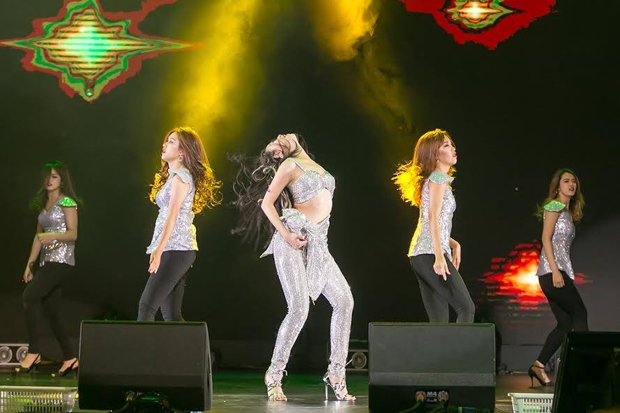 Hoang Thuy Linh bi tut khoa quan anh 1