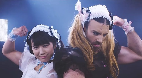 Nhom nhac gay chu y voi thanh vien la do vat gia gai va HLV the hinh hinh anh