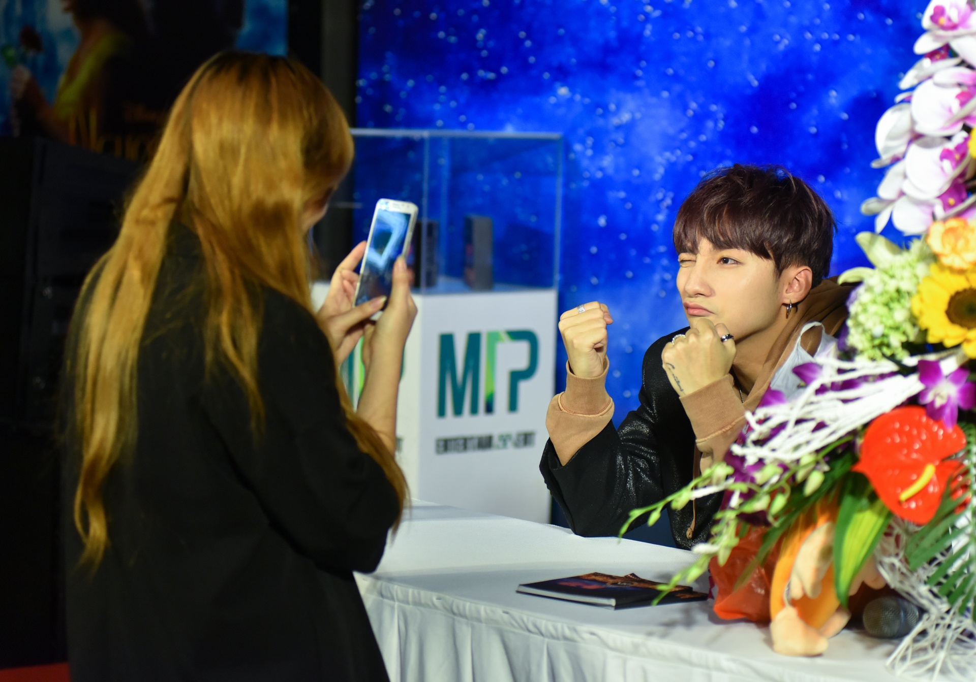 hai ba chau cho 10 tieng de gap Son Tung anh 11