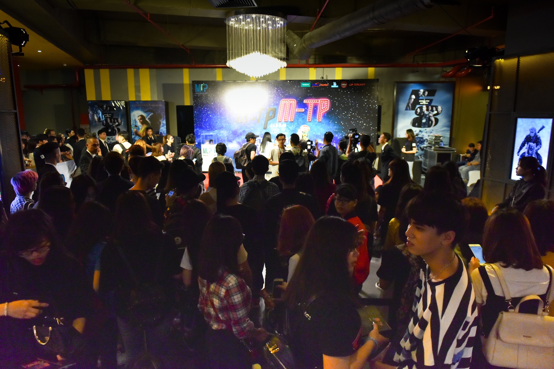 hai ba chau cho 10 tieng de gap Son Tung anh 1