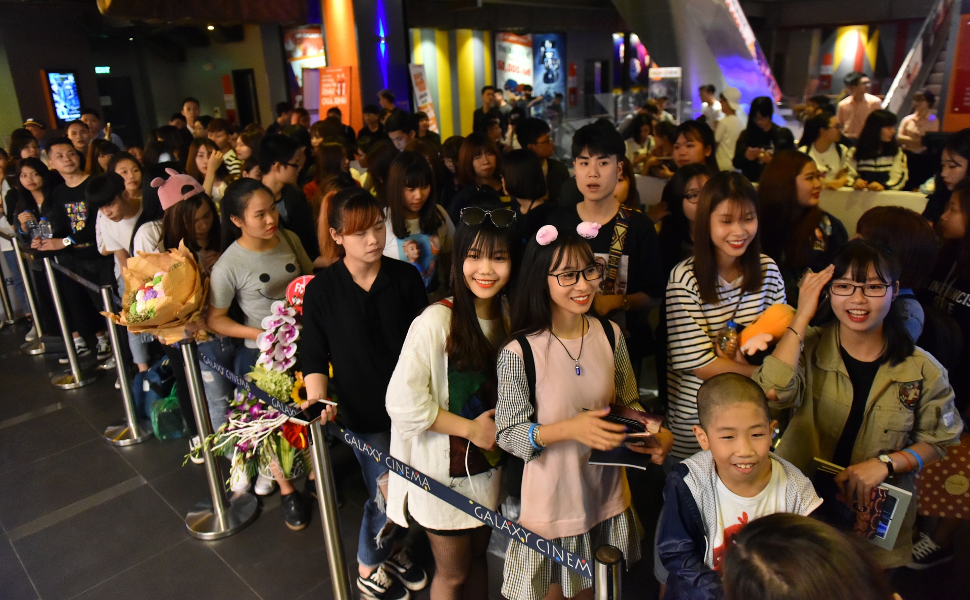 hai ba chau cho 10 tieng de gap Son Tung anh 2