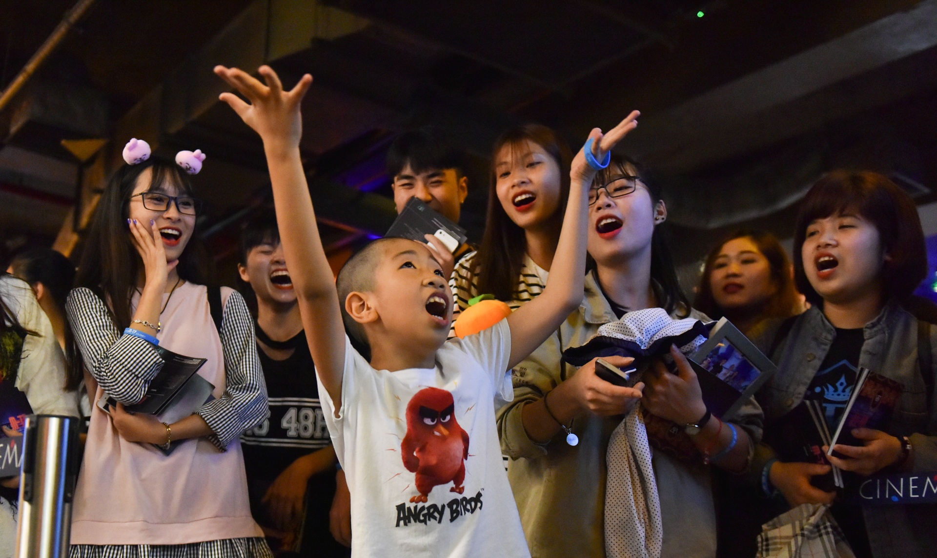 hai ba chau cho 10 tieng de gap Son Tung anh 3