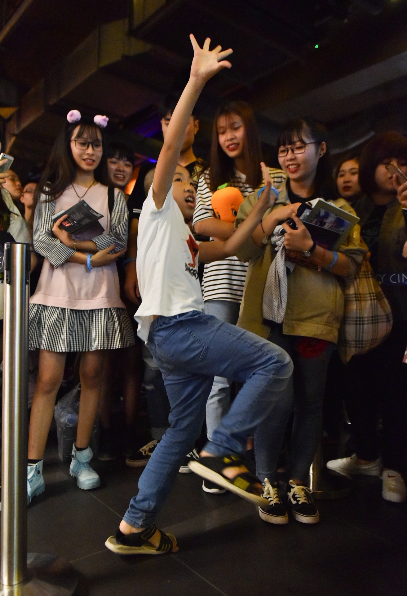 hai ba chau cho 10 tieng de gap Son Tung anh 4