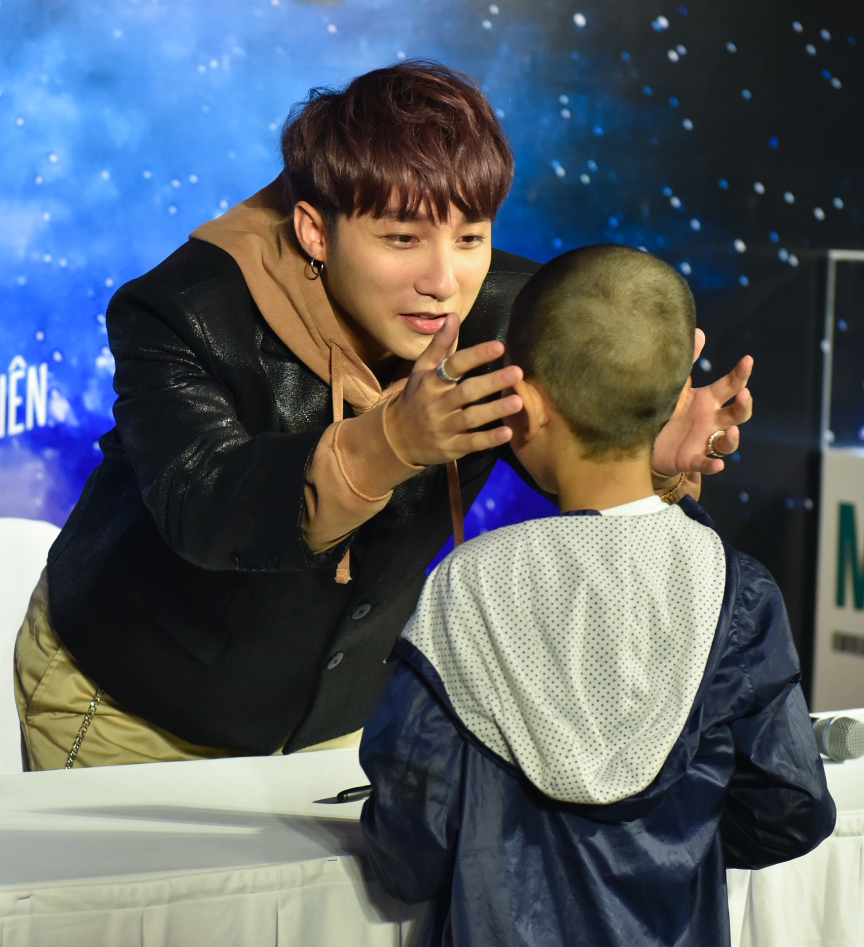 hai ba chau cho 10 tieng de gap Son Tung anh 5