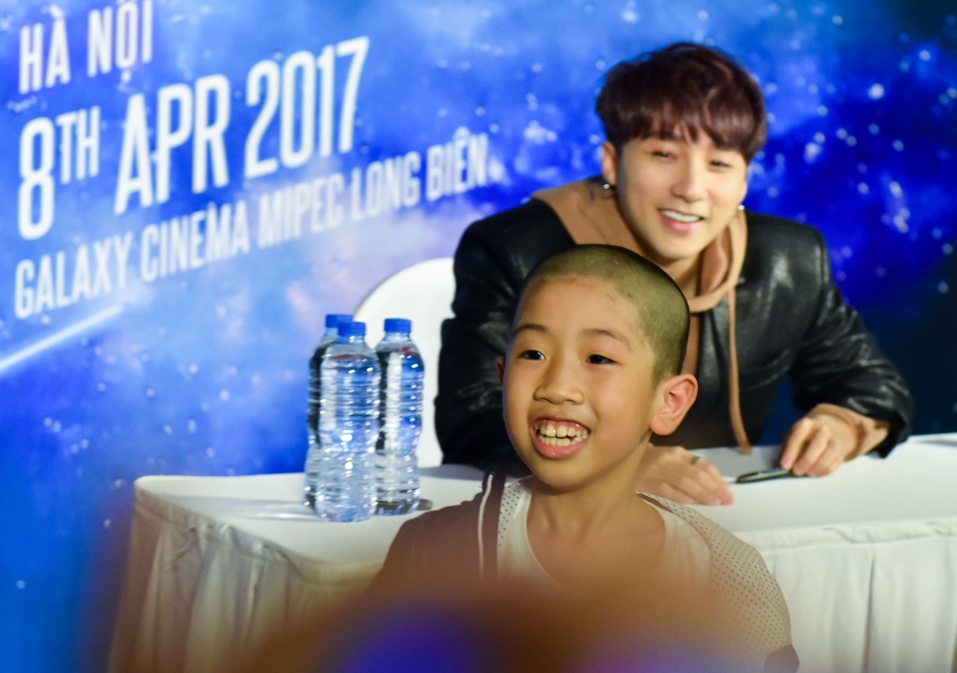 hai ba chau cho 10 tieng de gap Son Tung anh 6