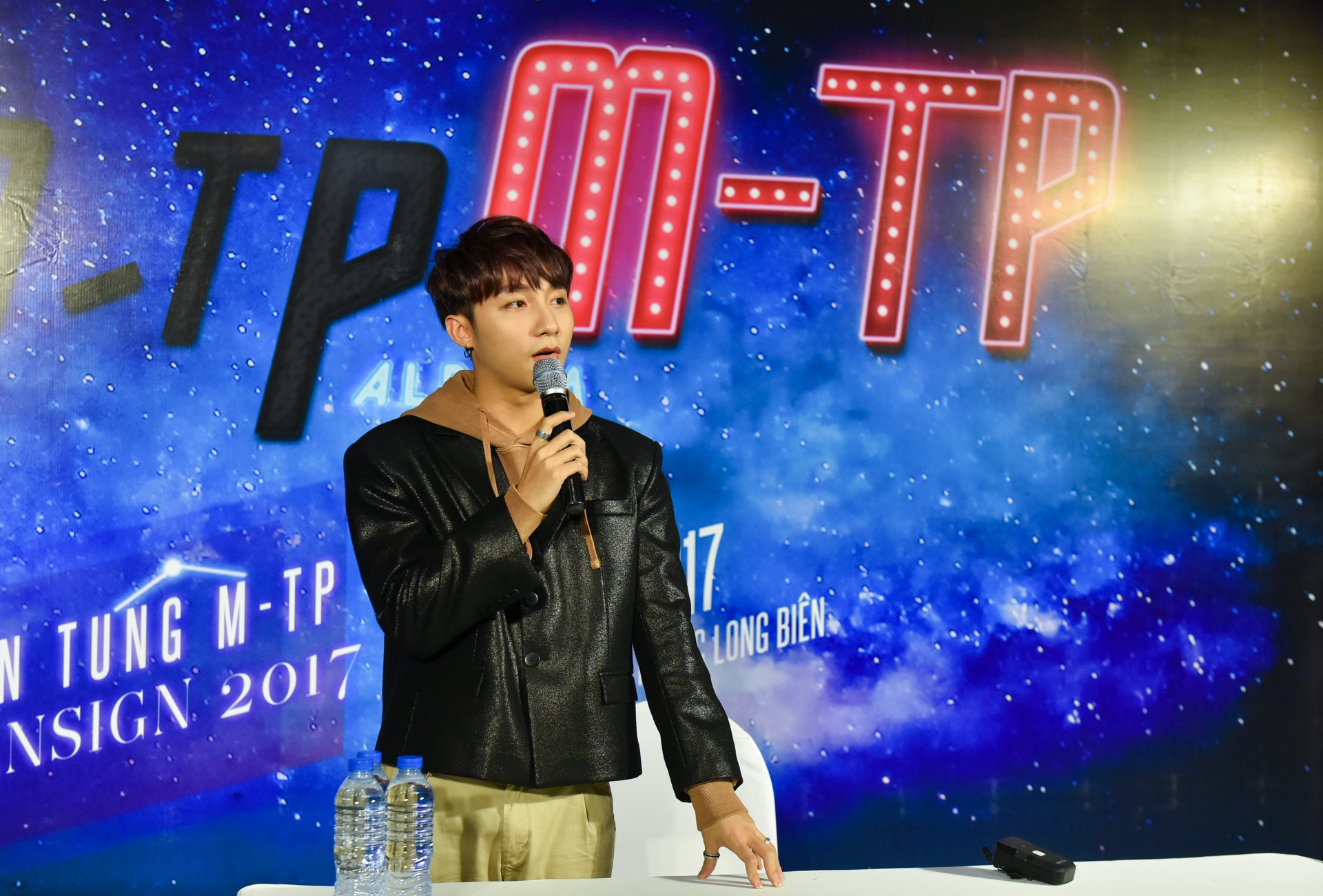 hai ba chau cho 10 tieng de gap Son Tung anh 7