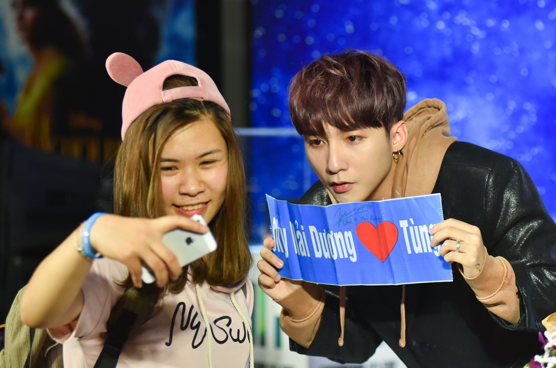 hai ba chau cho 10 tieng de gap Son Tung anh 8