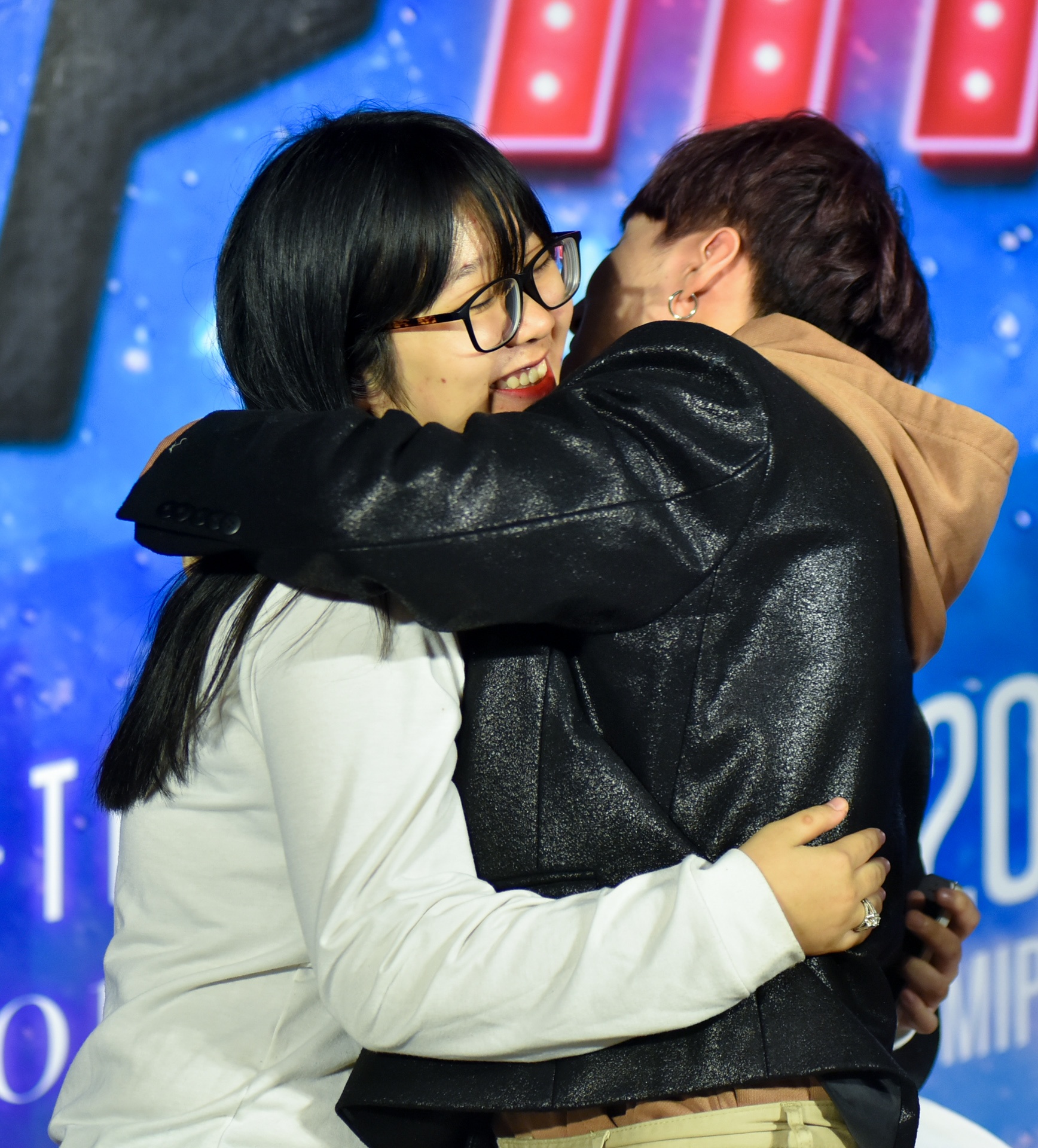 hai ba chau cho 10 tieng de gap Son Tung anh 9