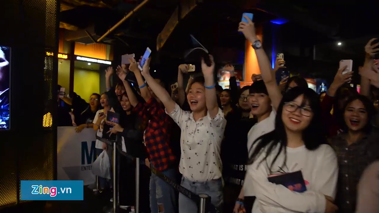 Fan Ha Noi ho reo khi Son Tung xuat hien hinh anh