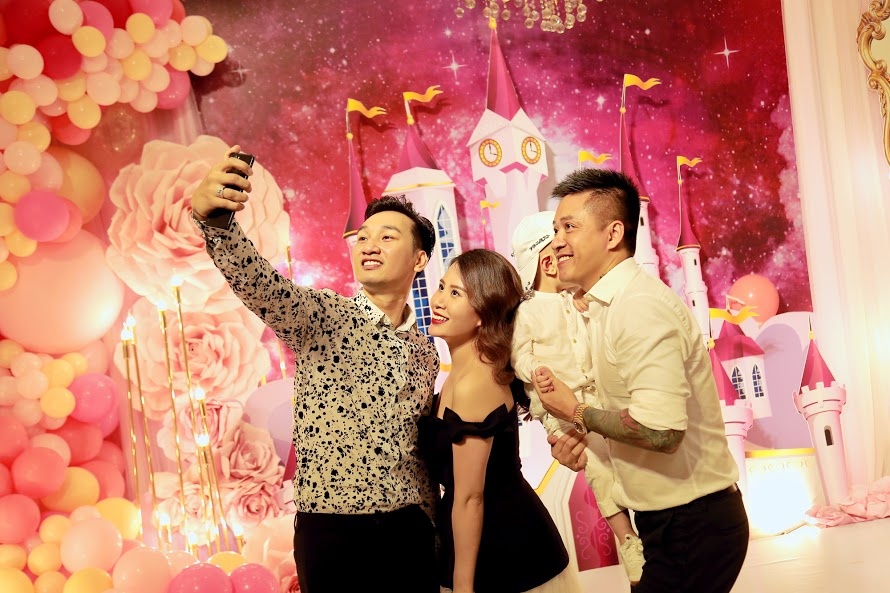 Tuan Hung to chuc tiec day thang cho con gai anh 9
