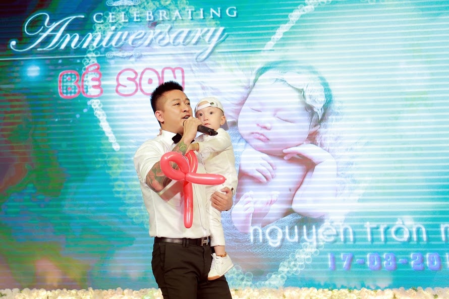 Tuan Hung to chuc tiec day thang cho con gai anh 1