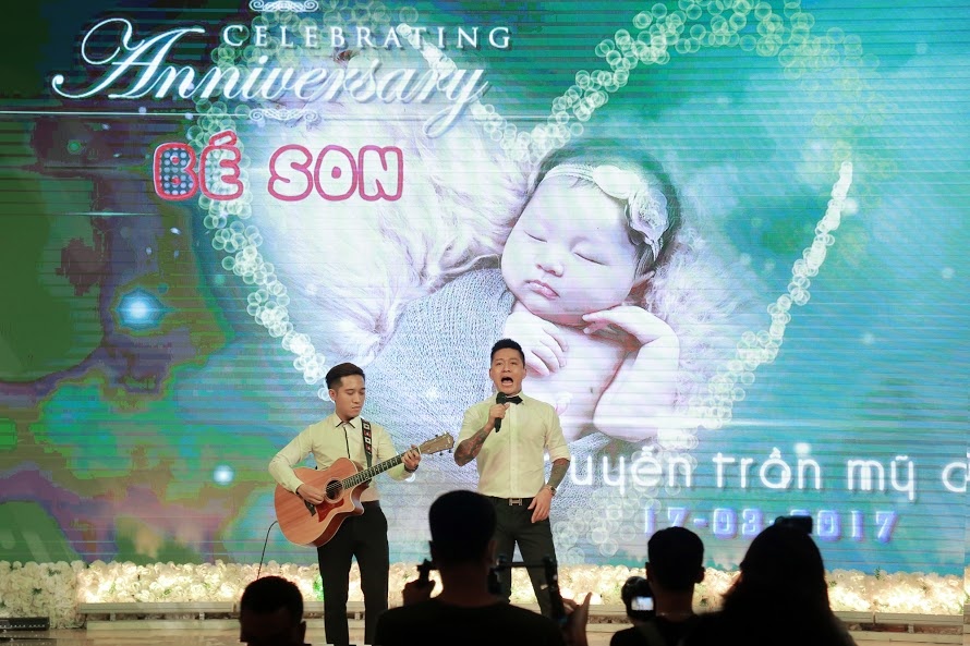 Tuan Hung to chuc tiec day thang cho con gai anh 6