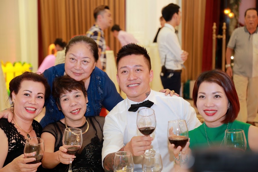 Tuan Hung to chuc tiec day thang cho con gai anh 8