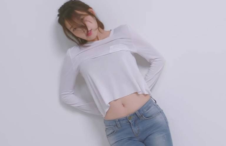 IU nhay sexy trong MV co G-Dragon gop giong hinh anh