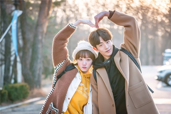 'Tien nu cu ta' Lee Sung Kyung hen ho ban dien kem 4 tuoi hinh anh