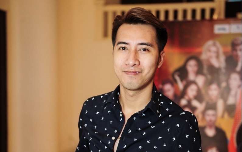 Only C bi nem dua hau vao mat khi dang bieu dien tren san khau hinh anh