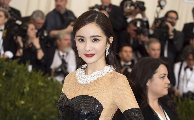 Duong Mich toa sang voi le phuc gan 540 nghin manh kim sa tren tham do hinh anh