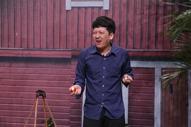 Trường Giang lại bị ném chai khi đang biểu diễn ảnh 1 Truong Giang lai bi nem chai khi dang bieu dien anh 1