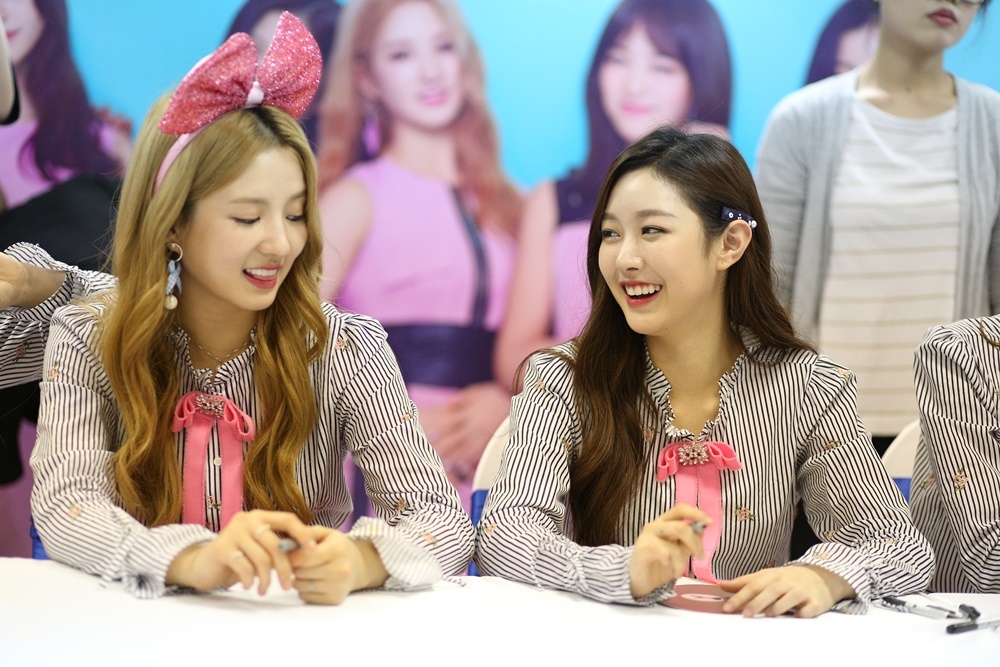 Nhom nhac Han thich thu hat 'Noi nay co anh' bang tieng Viet hinh anh