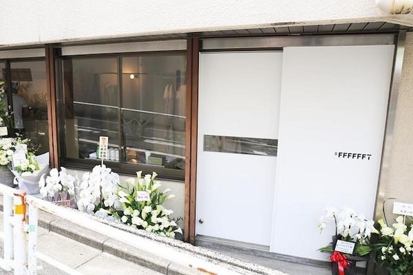 cua hang chi ban ao phong trang anh 4