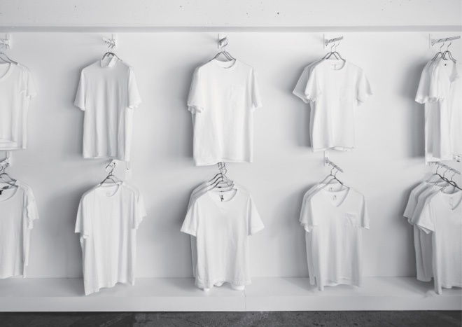 Cua hang chi ban ao thun trang vao mot ngay trong tuan nhung dat khach hinh anh