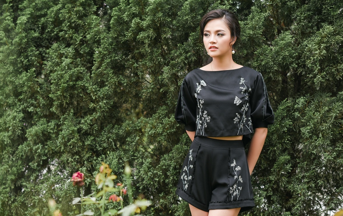 Thu Quynh 'Song chung voi me chong' ngot ngao trong loat hinh moi hinh anh