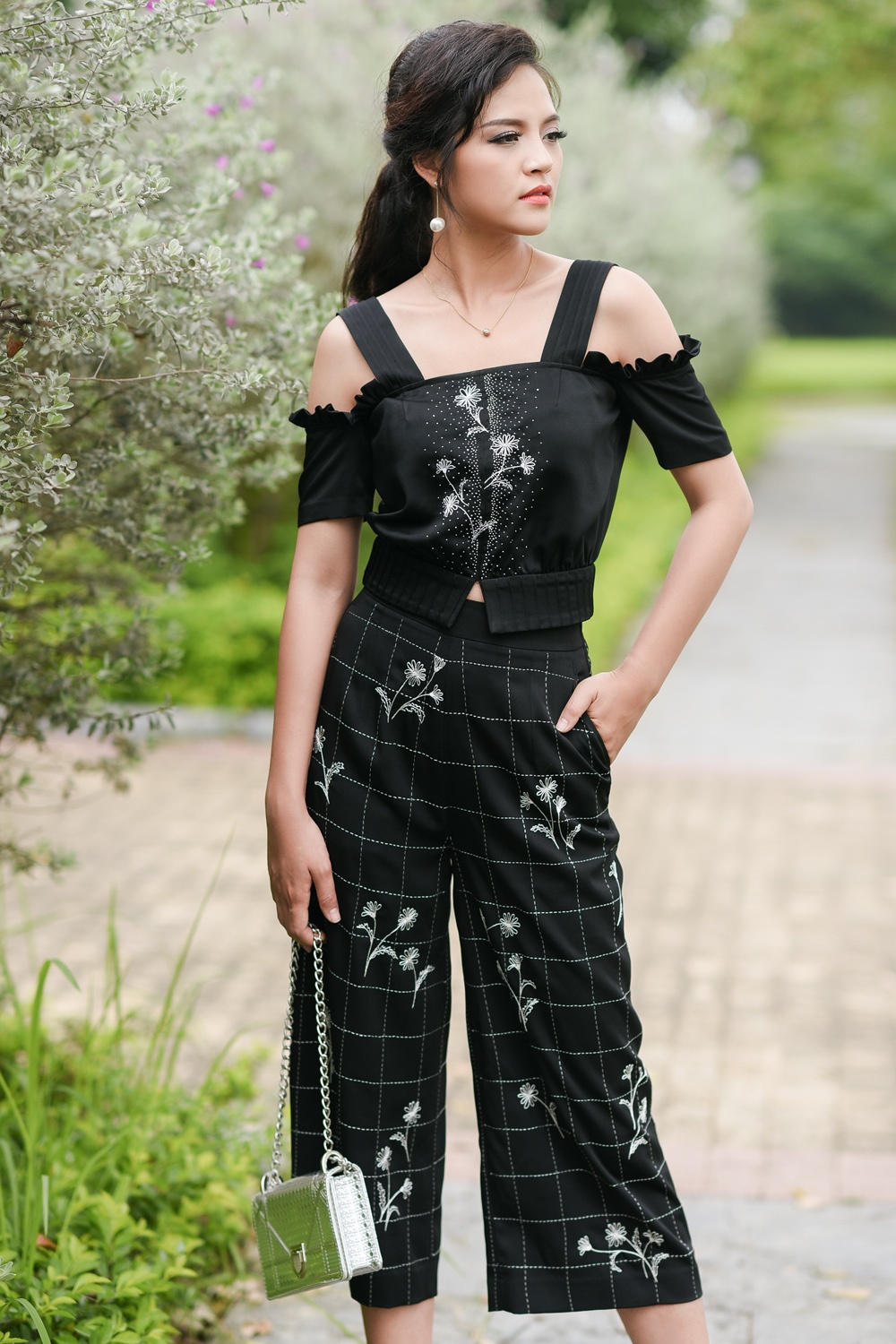 Thu Quynh Song chung voi me chong chup anh thoi trang anh 4