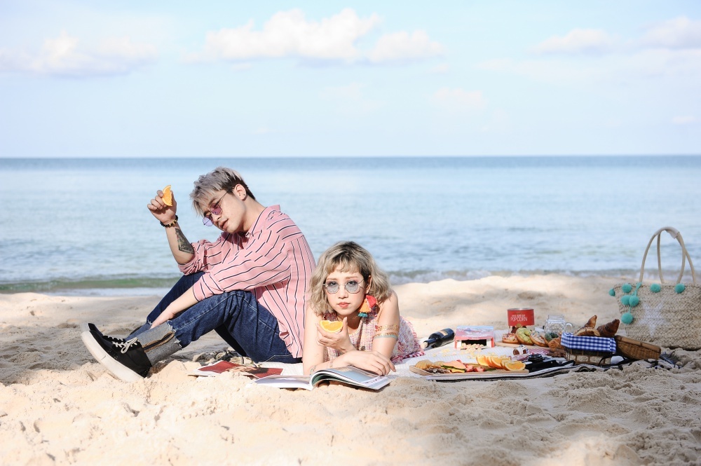 Min dam chim trong hanh phuc tinh yeu voi Mr. A qua MV moi hinh anh