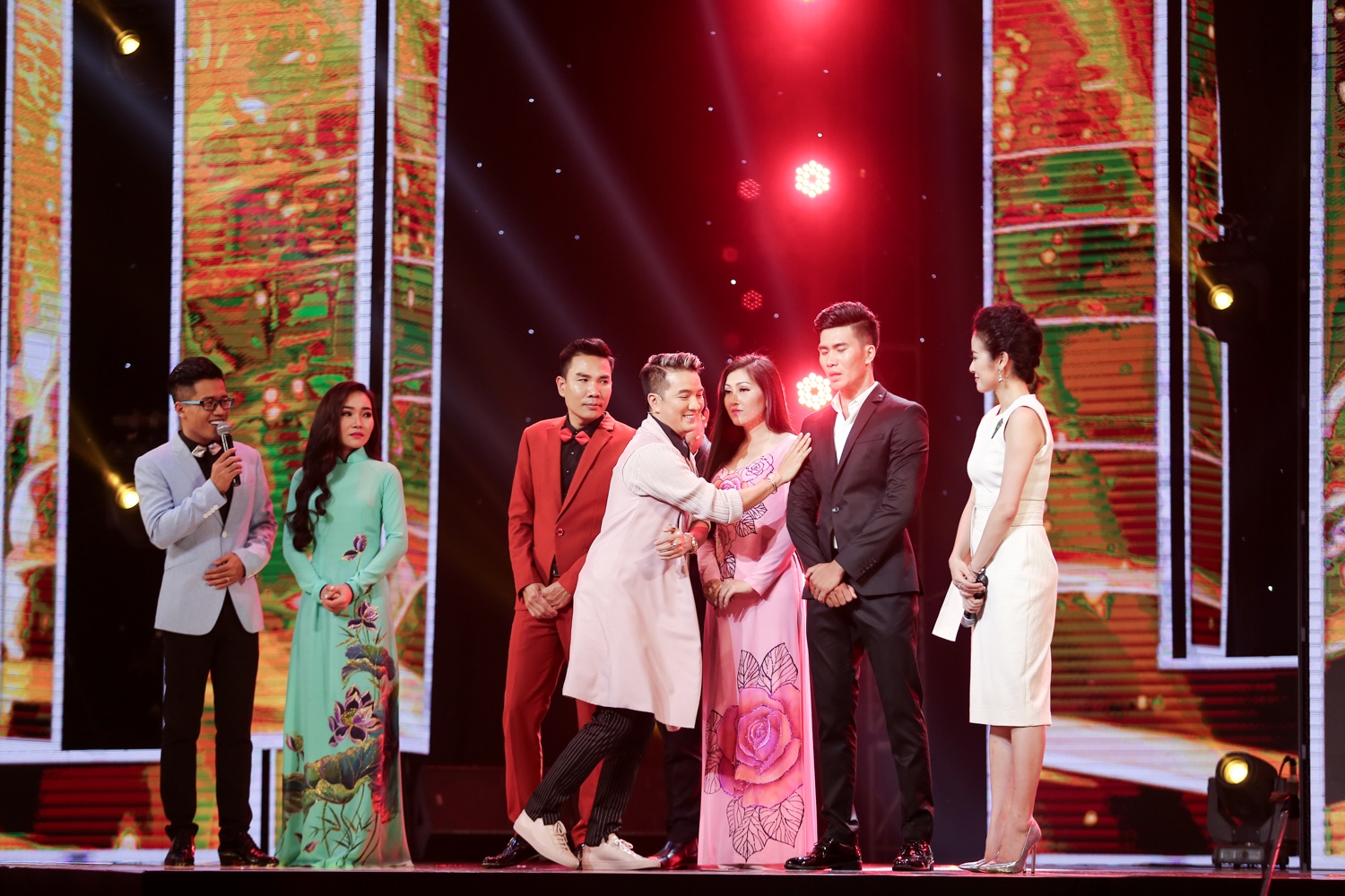 Hoc tro Quang Le quen loi anh 7