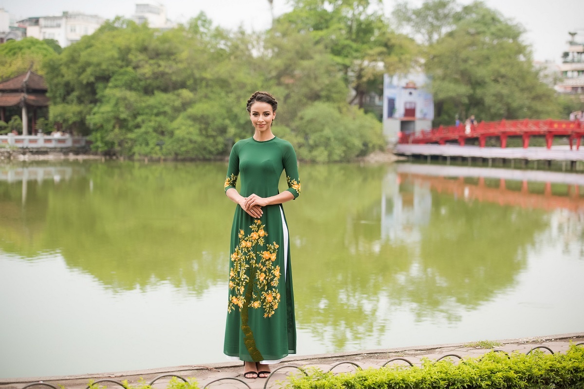 Hoa hậu Pháp dạo Hồ Gươm ảnh 6 Hoa hau Phap dao Ho Guom anh 6