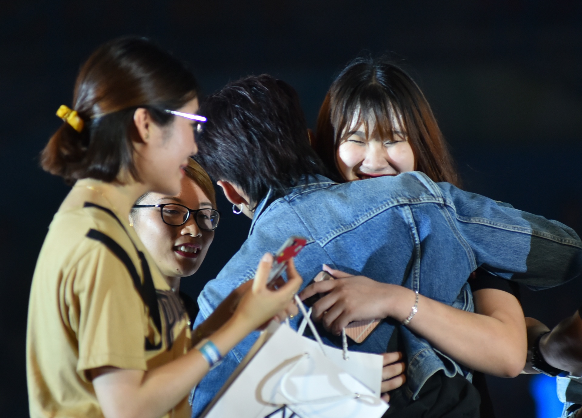 hang dai fan xep hang cho son tung anh 2