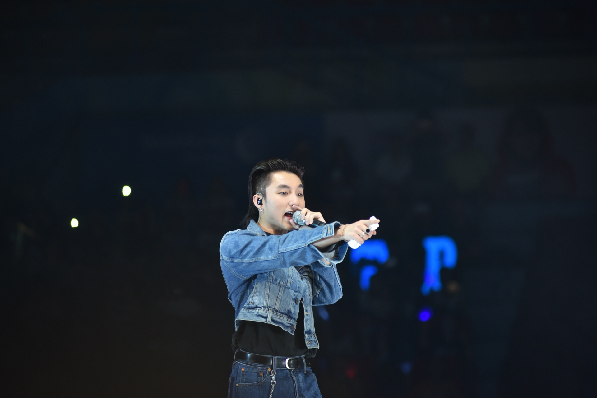 hang dai fan xep hang cho son tung anh 3