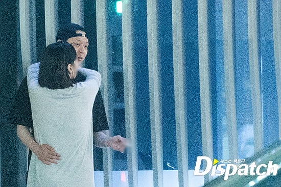 Park Yoochun va vo sap cuoi om nhau giua chon dong nguoi hinh anh