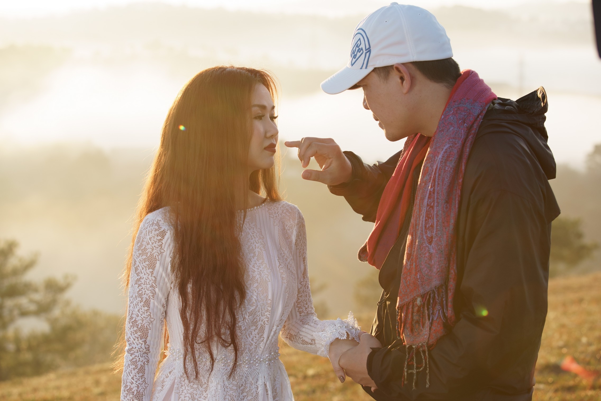 Võ Hạ Trâm đi chân đất quay MV ảnh 1 Vo Ha Tram di chan dat quay MV anh 1