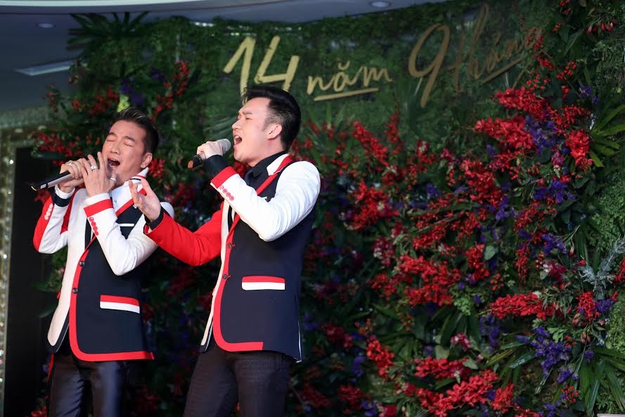 Dam Vinh Hung tang qua cho Duong Trieu Vu hinh anh