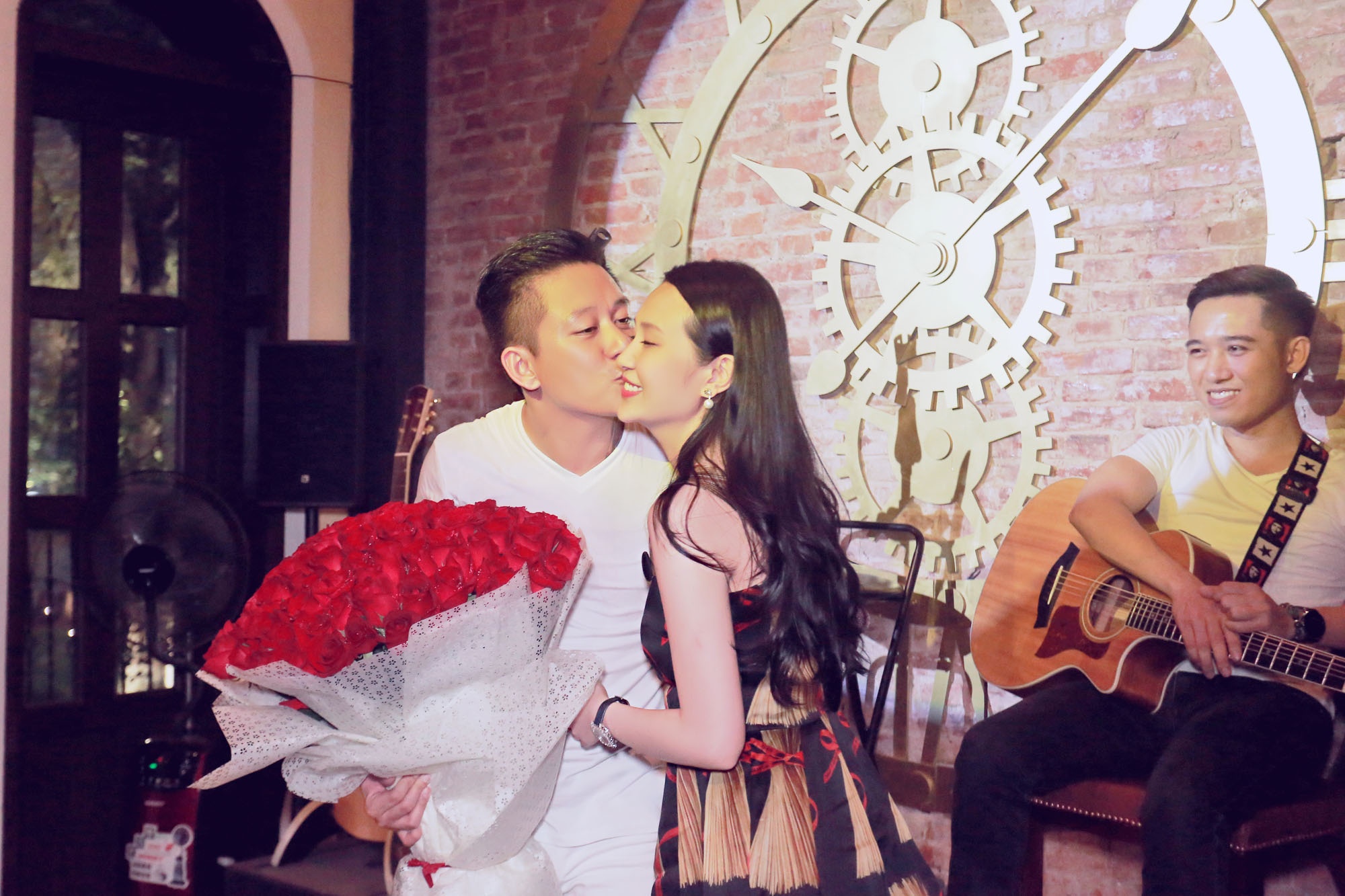 Tuan Hung tang vo 99 doa hong nhan ngay sinh nhat hinh anh