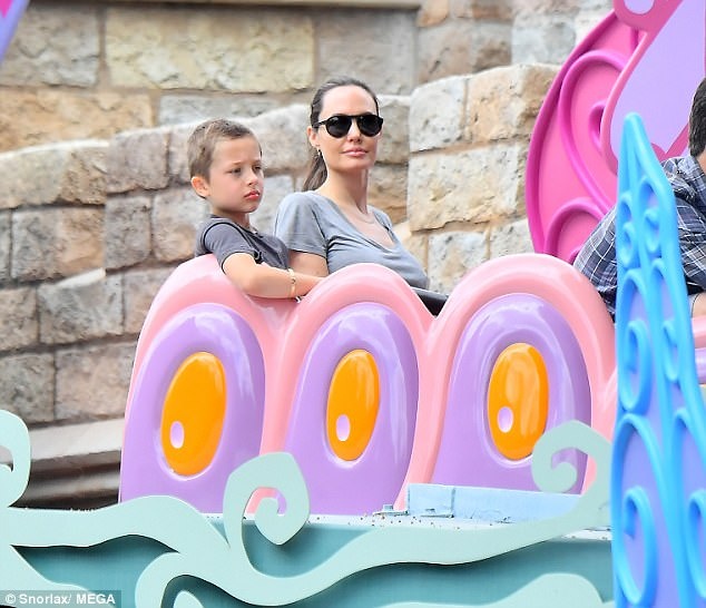 Angelina Jolie di choi Disneyland anh 6