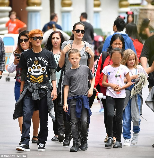 Angelina Jolie di choi Disneyland anh 3