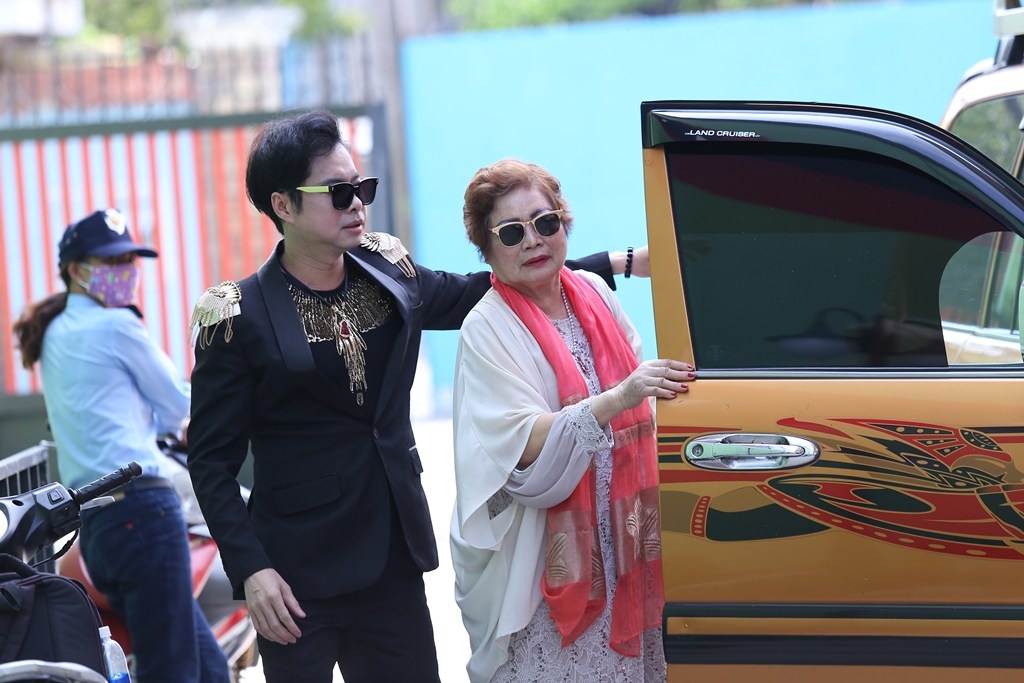 Ngoc Son khoc o ca si giau mat anh 2