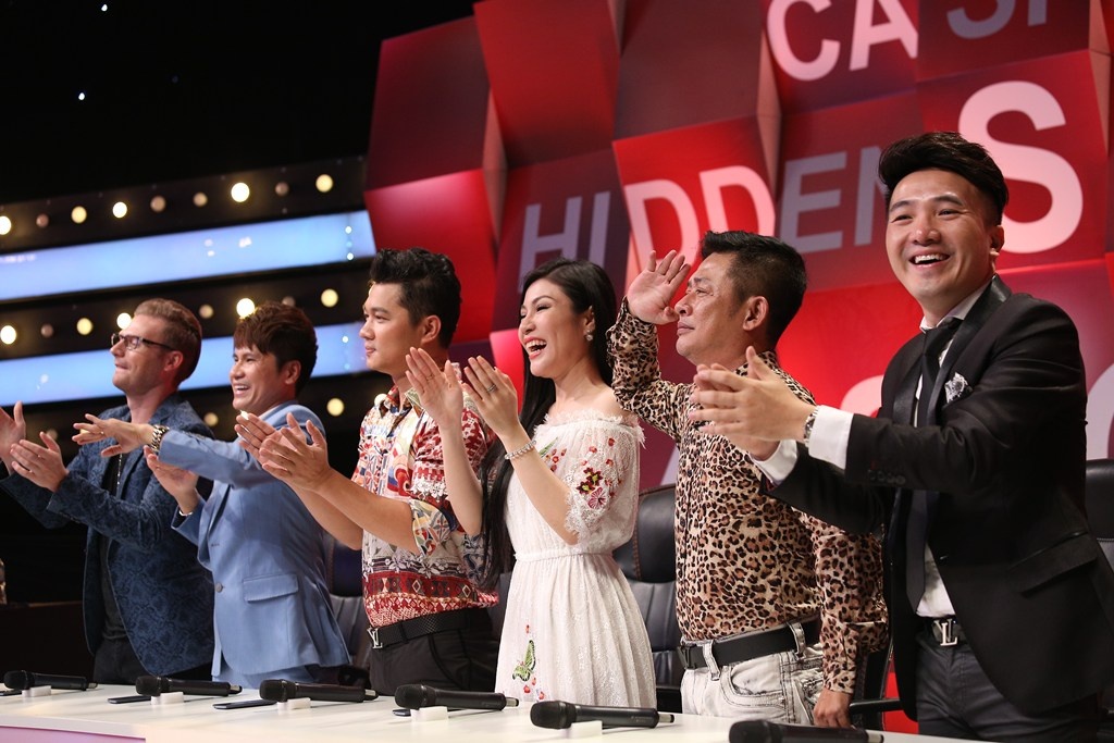 Ngoc Son khoc o ca si giau mat anh 1