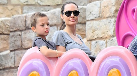 Angelina Jolie dua cac con dao choi Disneyland hinh anh