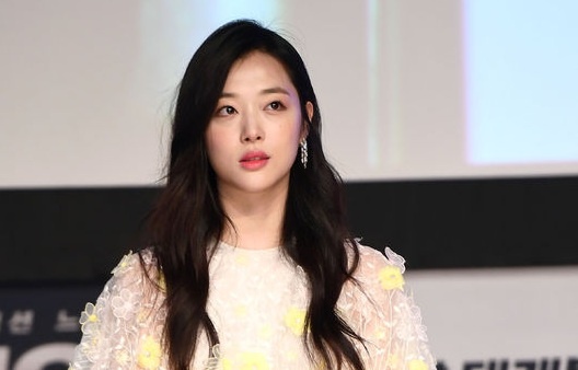 Sulli den tre khien hop bao phim voi Kim Soo Hyun bi tri hoan hinh anh