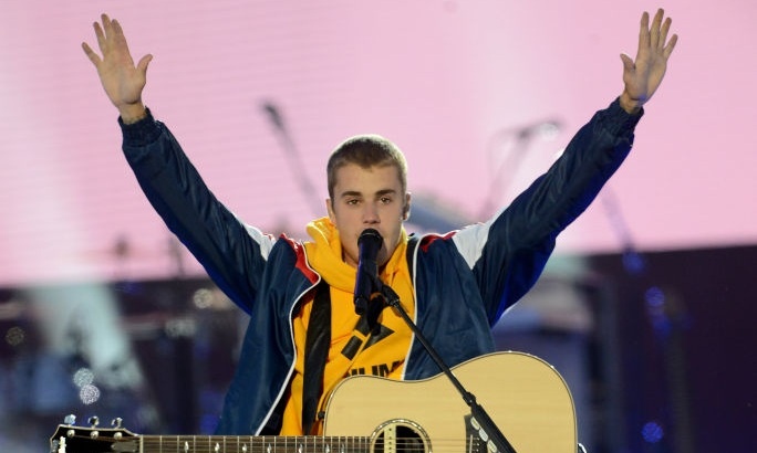 Justin Bieber bat khoc truoc hang chuc nghin khan gia hinh anh