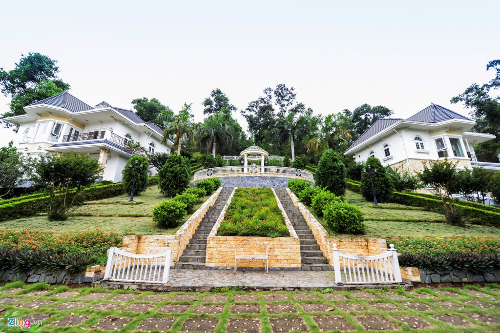 'Tham cung bi su' dang sau can biet thu xa hoa cua 'Nguoi phan xu' hinh anh