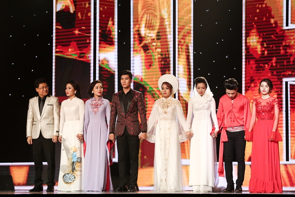 Dam Vinh Hung nam tren san khau anh 1