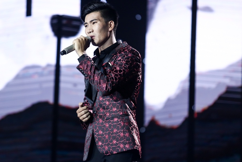 Dam Vinh Hung nam tren san khau anh 10