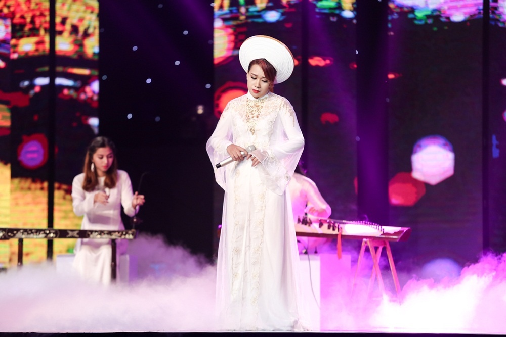 Dam Vinh Hung nam tren san khau anh 11