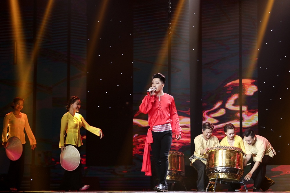 Dam Vinh Hung nam tren san khau anh 2